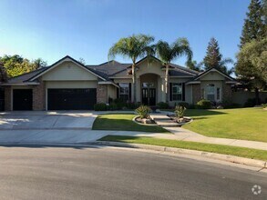 Building Photo - Gated Grand Island Home!
