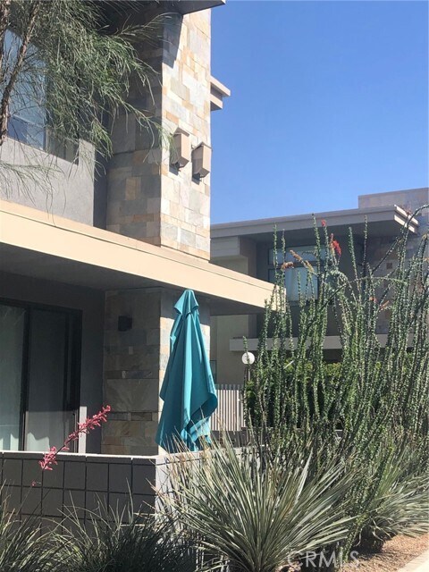 Building Photo - 1010 E Palm Canyon Dr