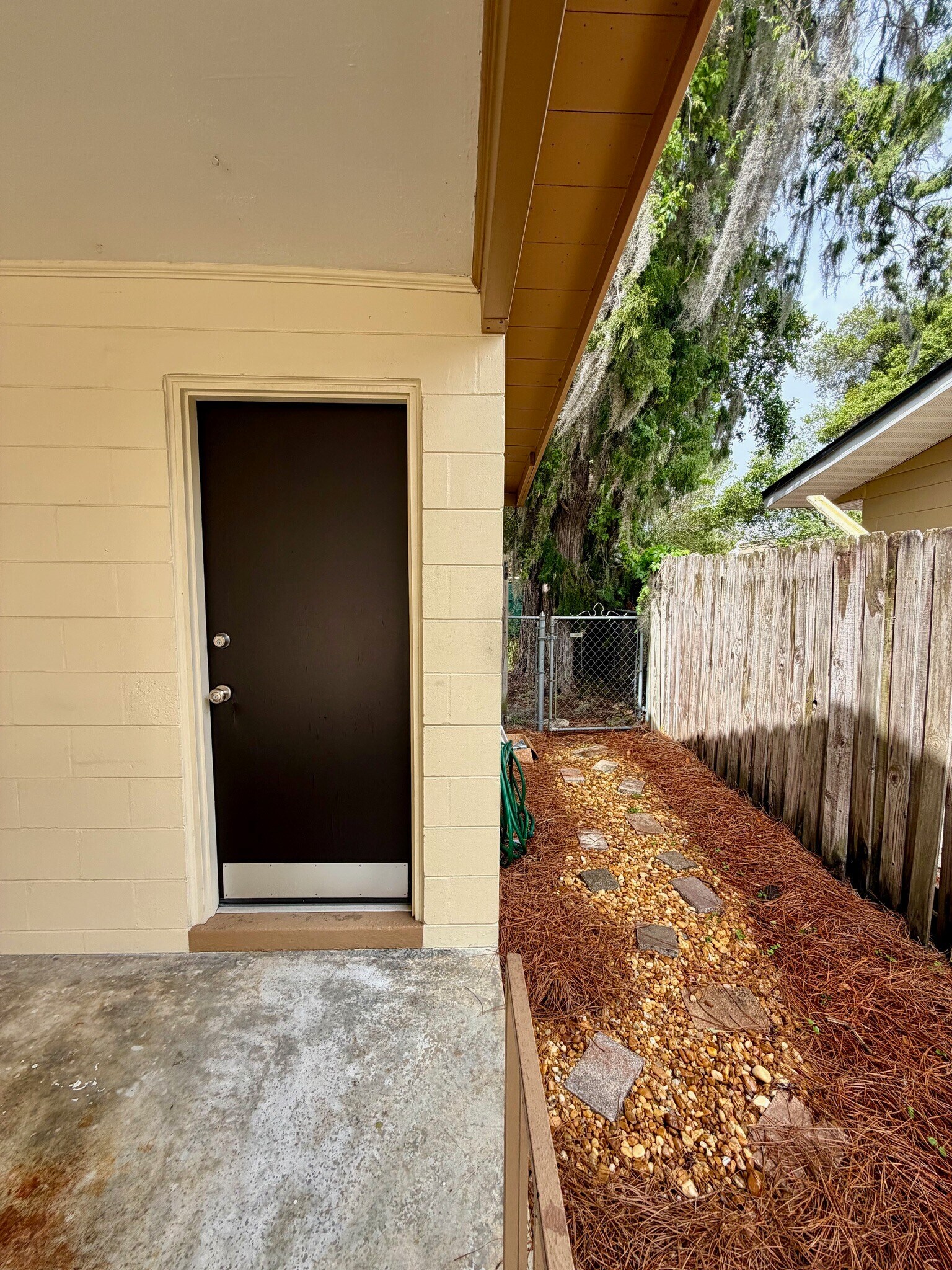 Laundry entrance - 914 La Salle Ave