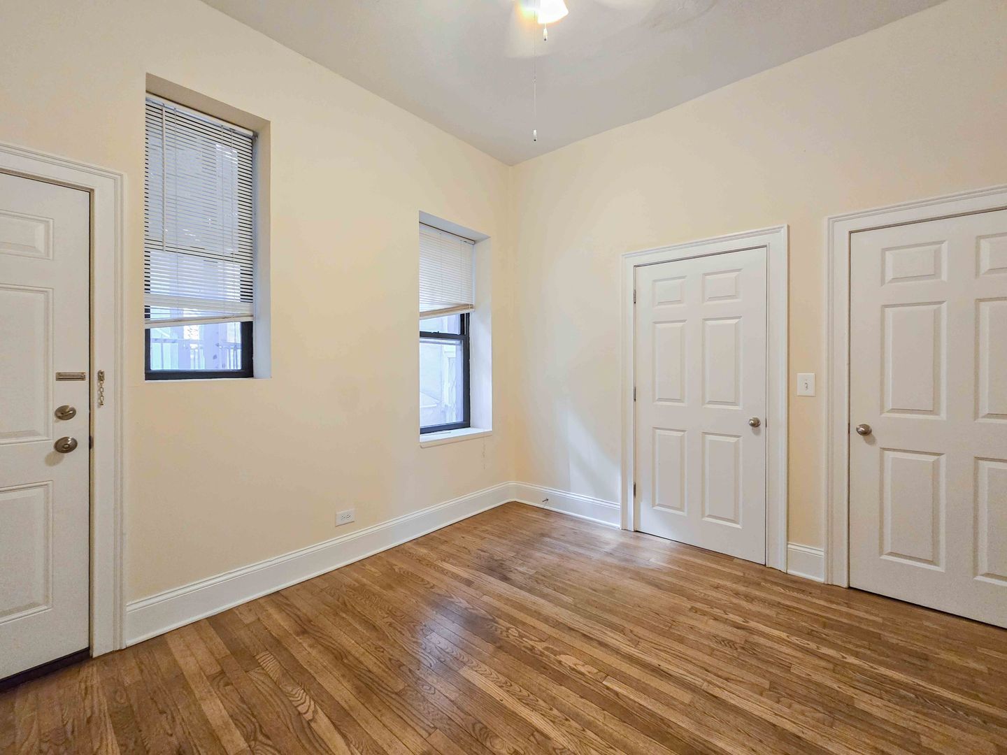 Building Photo - 877 W Lill Ave