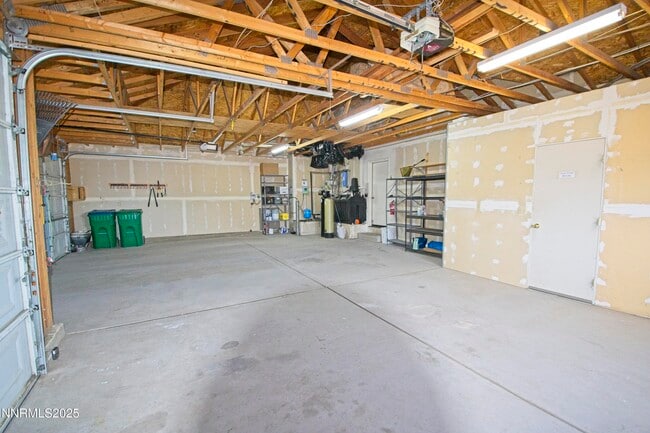 Building Photo - 1905 Lakeshore Dr