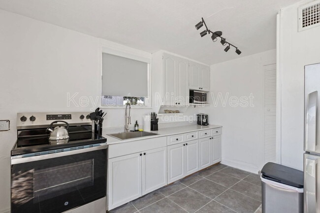 Building Photo - 699 S Federal Hwy