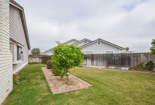 Building Photo - Lovely Single Level Home 4BR/2BTH Located ...