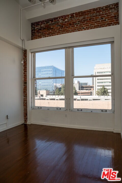 Building Photo - 257 S Spring St