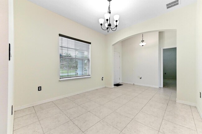 Building Photo - 6700 NW Omega Rd