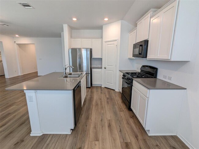 Building Photo - 400 Sebring Cir