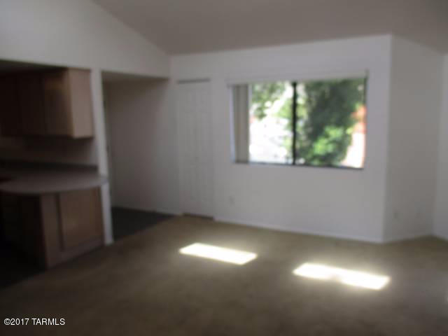 Building Photo - 5051 N Sabino Canyon Rd