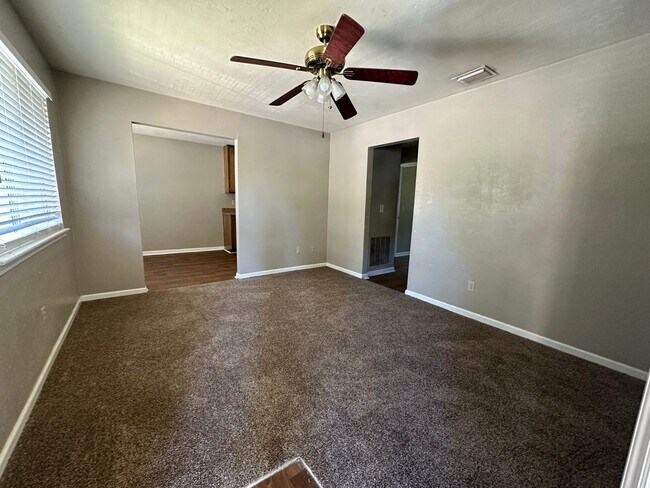Building Photo - Upstairs unit in Pointe East avail NOW!!!