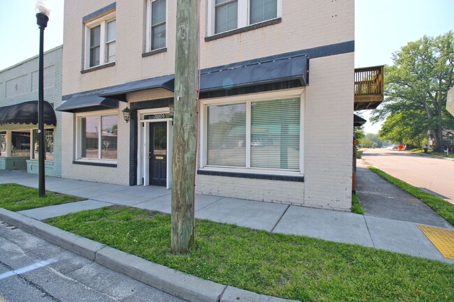 Primary Photo - Stylish 3Br/2BA Apartment Living in the He...