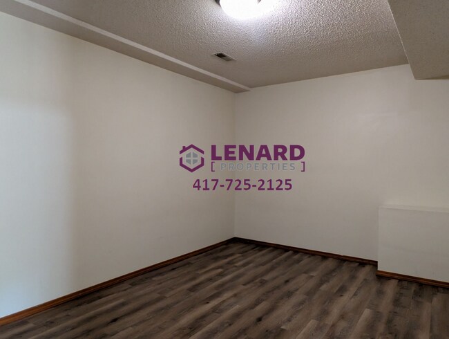 Building Photo - Large 4 Bedroom Home