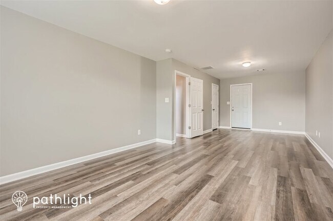 Building Photo - 213 Logan Creek Lane