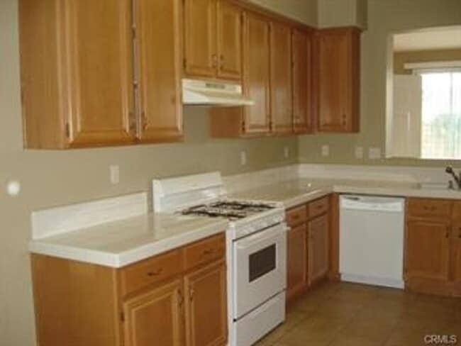 Building Photo - 3 Bedroom 2.5 Bath Condo in Gated Communit...