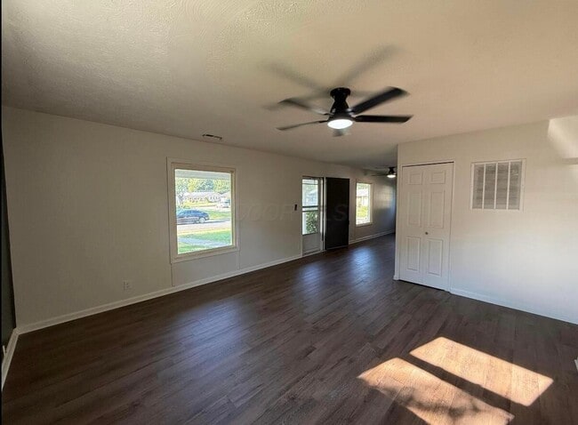 Building Photo - 100 Valley View Dr