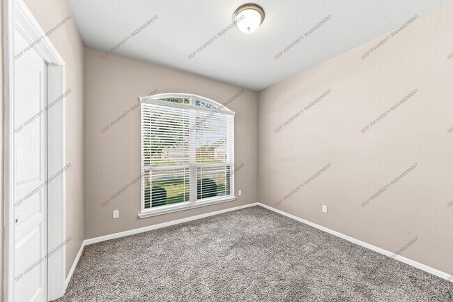 Building Photo - 3 Bedroom- 2 Bathroom in Hills of Westwood