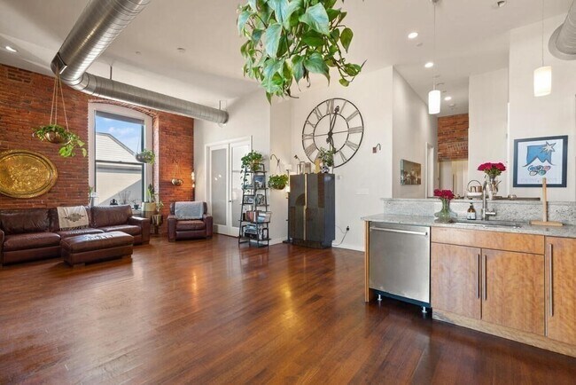 Building Photo - 125 B St