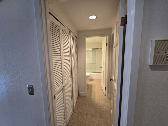 Building Photo - Beautiful 2 Bedroom 2 Bathroom Condo in La Jolla / UTC