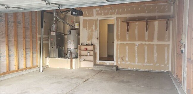 Building Photo - 2 Bed 2 bath 2 car garage Sierra Highlands home For Rent