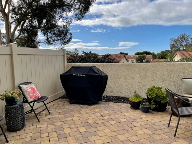 Building Photo - Spacious 3 Bedroom 2.5 Bath Townhouse in C...