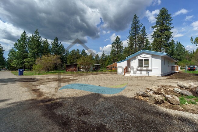 Building Photo - 2 Bedroom 1 Bath Home with Off-Street Park...