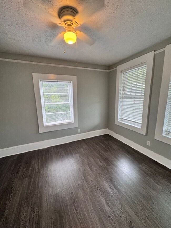 Building Photo - HALF OFF FIRST MONTHS RENT SPECIAL!!