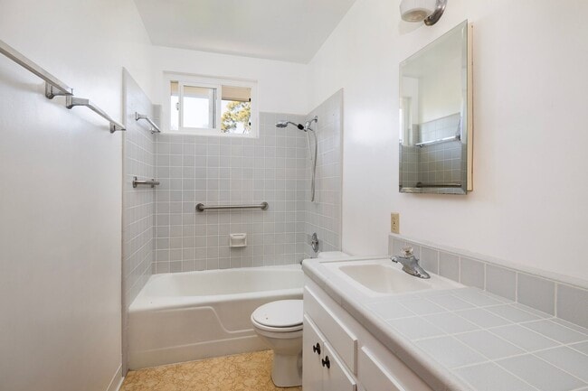 Building Photo - Coastal cottage in prime location and exceptional views!