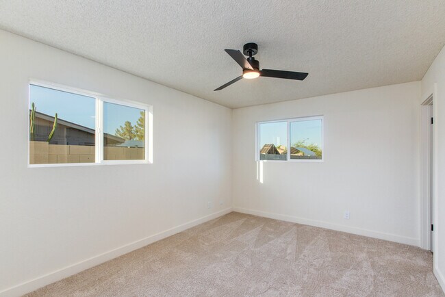 Building Photo - Beautiful 4 Bedroom, 3 Bath Home on an Oversized 18,000 Sq Ft Lot