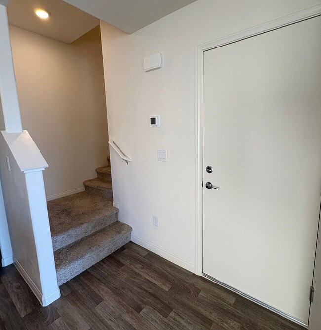 Building Photo - 2 Bedroom Townhouse in North Las Vegas