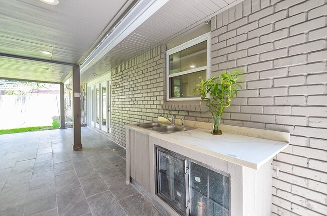 Building Photo - 9606 Highmeadow Dr