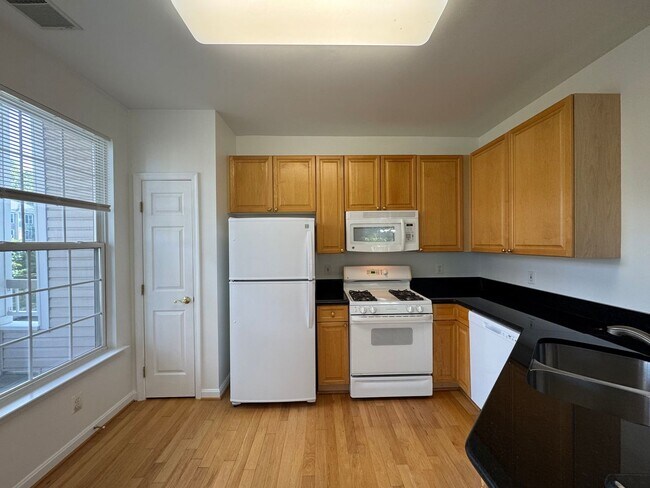 Building Photo - Bright And Cozy 3 Bed 2 Bath Condo With La...