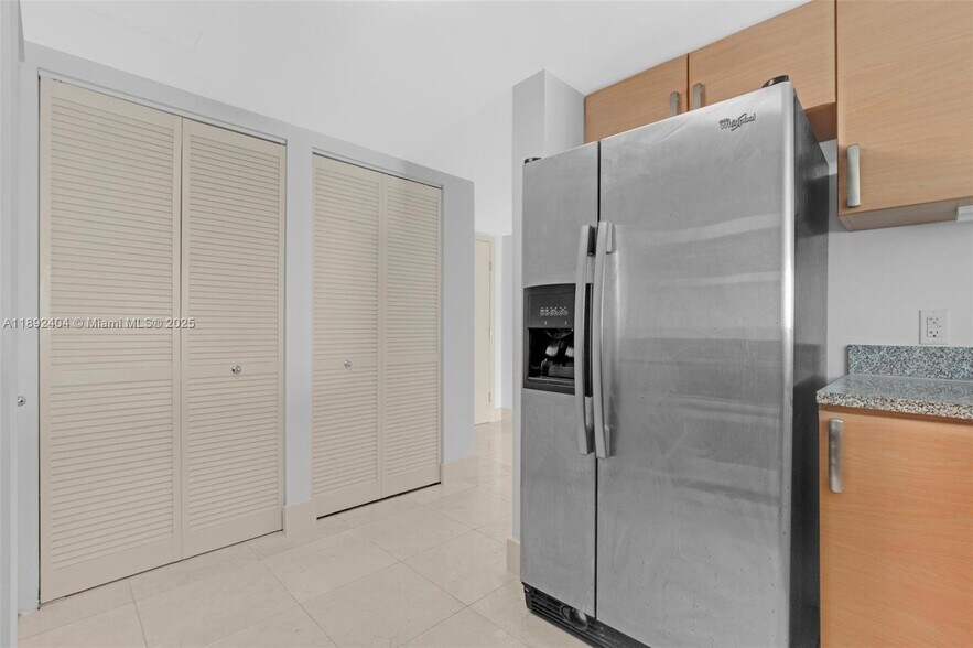 Building Photo - 2101 Brickell Ave