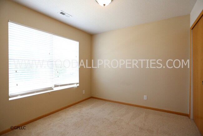 Building Photo - 3-Bedroom, 2.5-Bath Home in Urbandale with Attached 2-Car Garage