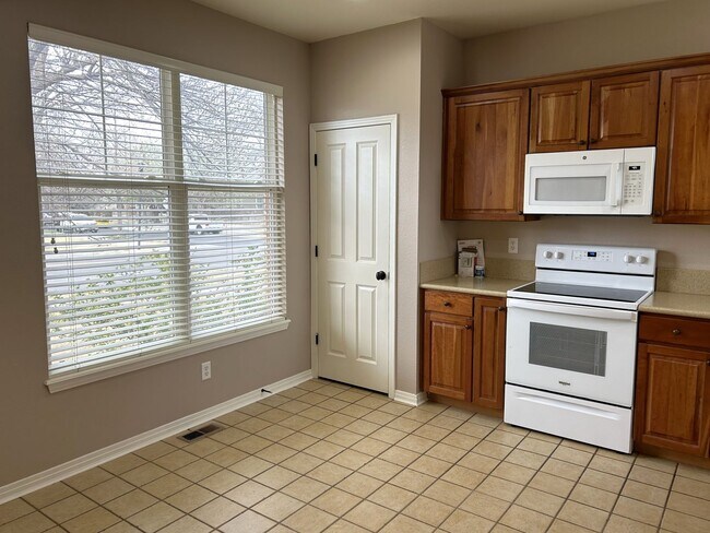 Building Photo - Spacious 3 Bed, 2.5 Bath Home with Attached Garage and Pool Access - Available Now