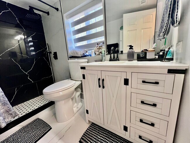 Building Photo - 2033 SE 10th Ave