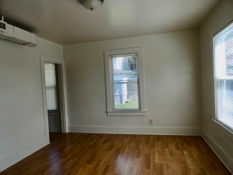 Building Photo - 68 Ingraham St