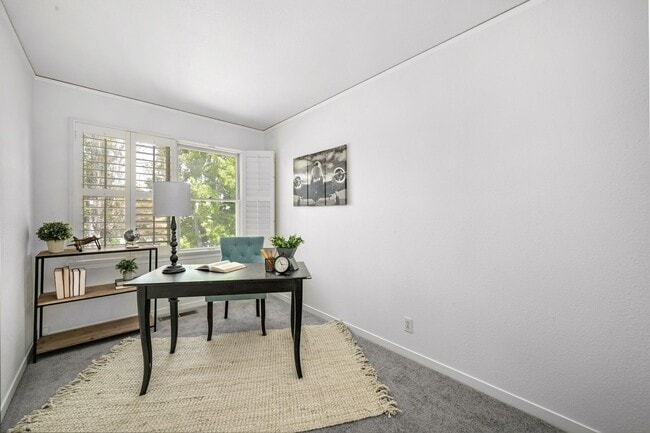 Building Photo - 658 Centre Ct