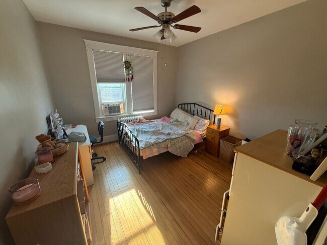 Building Photo - 1349 W 41st St