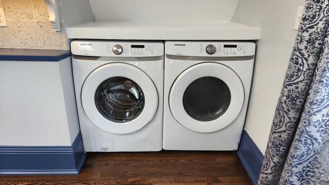 2nd floor full laundry in Living Room - 1402 N Girard Ave N