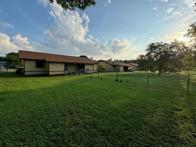 Building Photo - 1115 White Ave