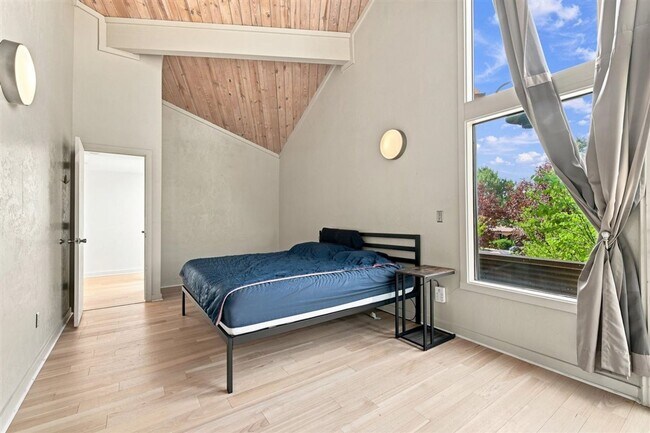 Building Photo - Remodeled Mid-Century 3-Bedroom, 2.5-Bath Home in a Highly Desirable Boise Neighborhood