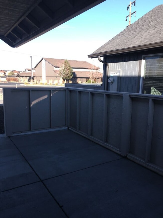 Building Photo - 3 Bedroom / 2 Bathroom Home in SW Redmond