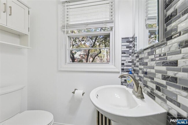 Building Photo - 25- 18 High St