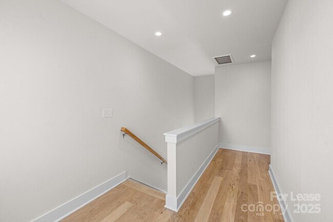 Building Photo - 1553 Pinecrest Ave