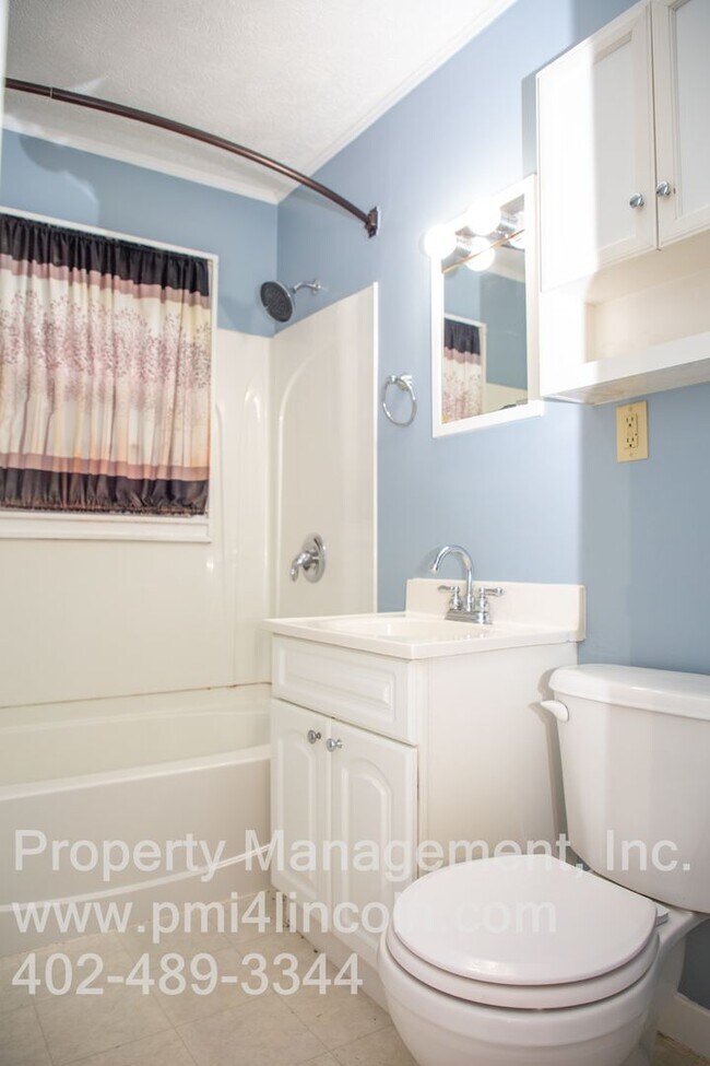 Building Photo - 2 Bedroom and 1 Bathroom Home Available For Rent!
