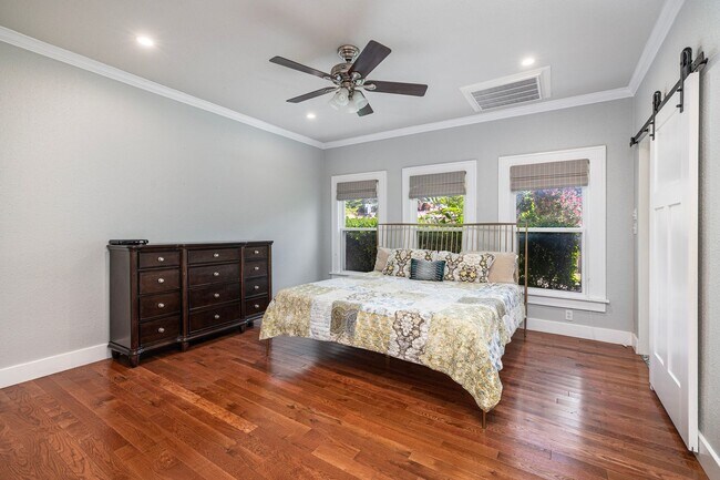 Building Photo - Berkeley Tudor For Lease!