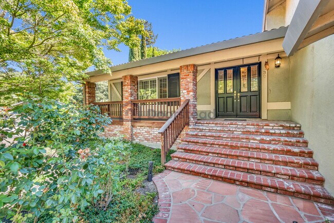 Building Photo - 30 Pony Ct