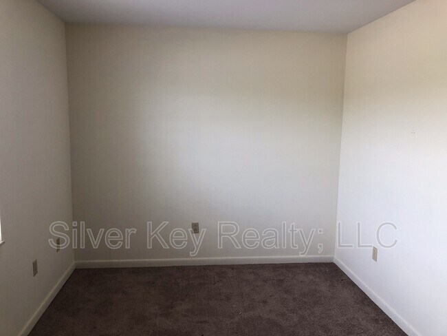 Building Photo - 823 Englewood Rd