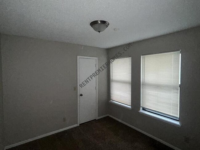 Building Photo - 5711 E 33rd Ct