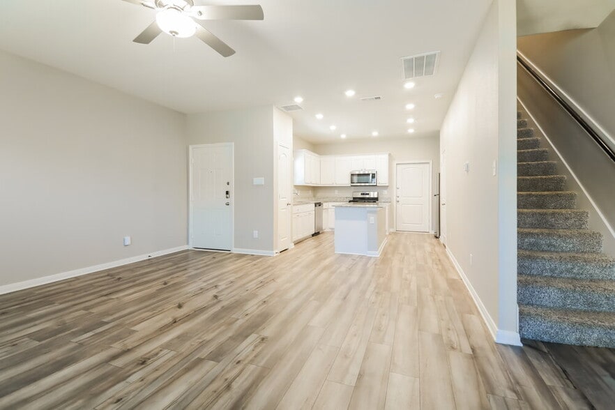 Building Photo - 220 Marsh Ln