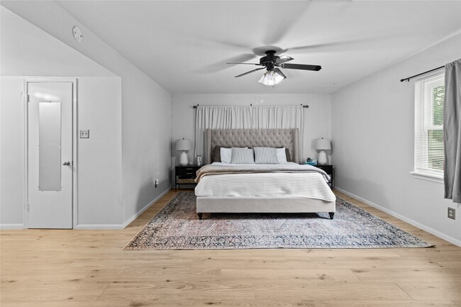 Building Photo - 12997 Trail Hollow Dr