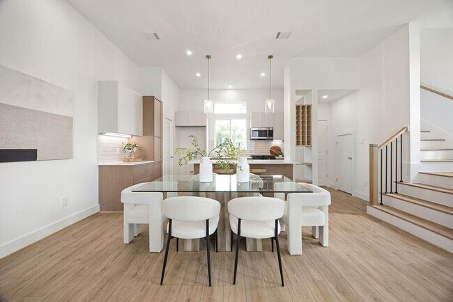 Building Photo - 2121b Hoskins Dr